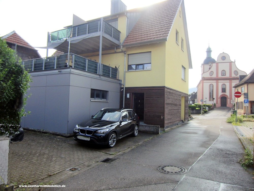 Mehrfamilienhaus mit Gewerbeeinheit in Sasbach
